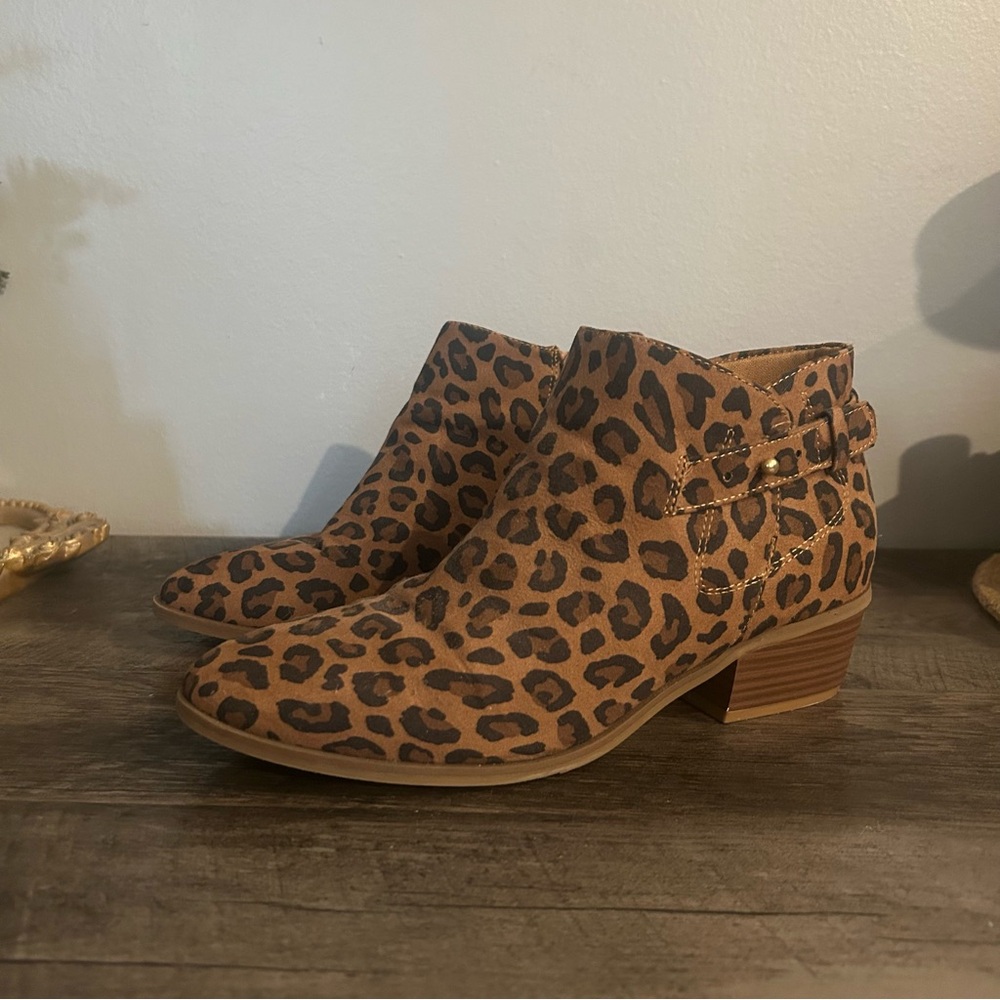 Old Navy Leopard Print, Western Style, Stacked Heel Bootie. Women's Size 8